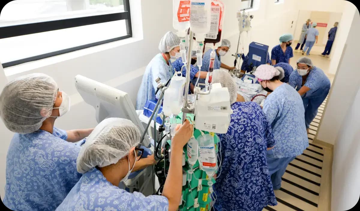 Enfermeiros levando paciente deitado na maca