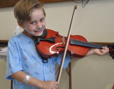 Paciente Niltow Rafael descobriu seu talento musical em oficinas culturais do Hospital