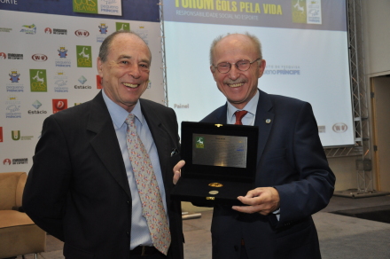 José Álvaro da Silva Carneiro entrega a Wilfried Lemke (ONU) a medalha que representa o gol 939 da carreira de Pelé.
