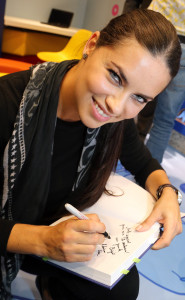 Adriana Lima autografa livro na Biblioteca O Pequeno Príncipe. 