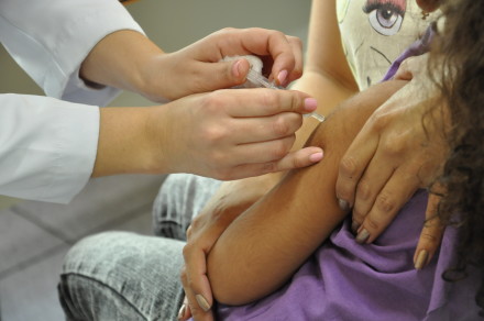 Os pais devem observar as mudanças do Ministério da Saúde para o Calendário Nacional de Vacinação 2016.
