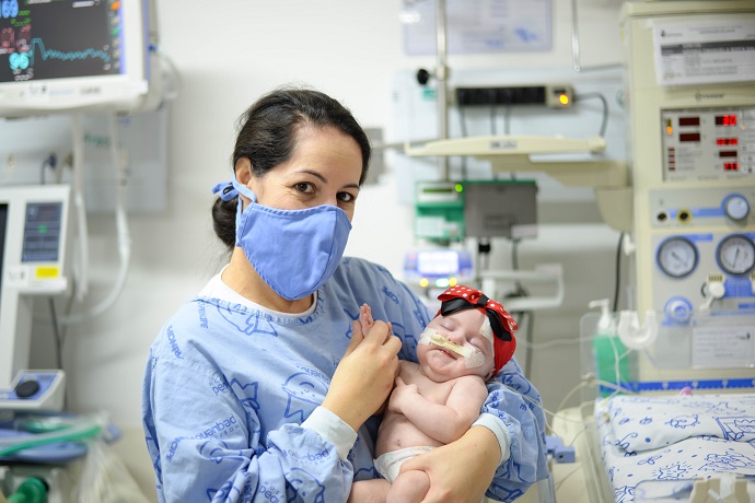 Vitória Dalbosco e sua mãe na UTI Neonatal do Pequeno Príncipe