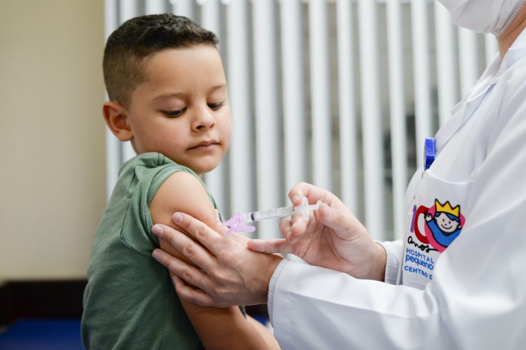 Hepatites A e B podem ser prevenidas por meio da vacinação