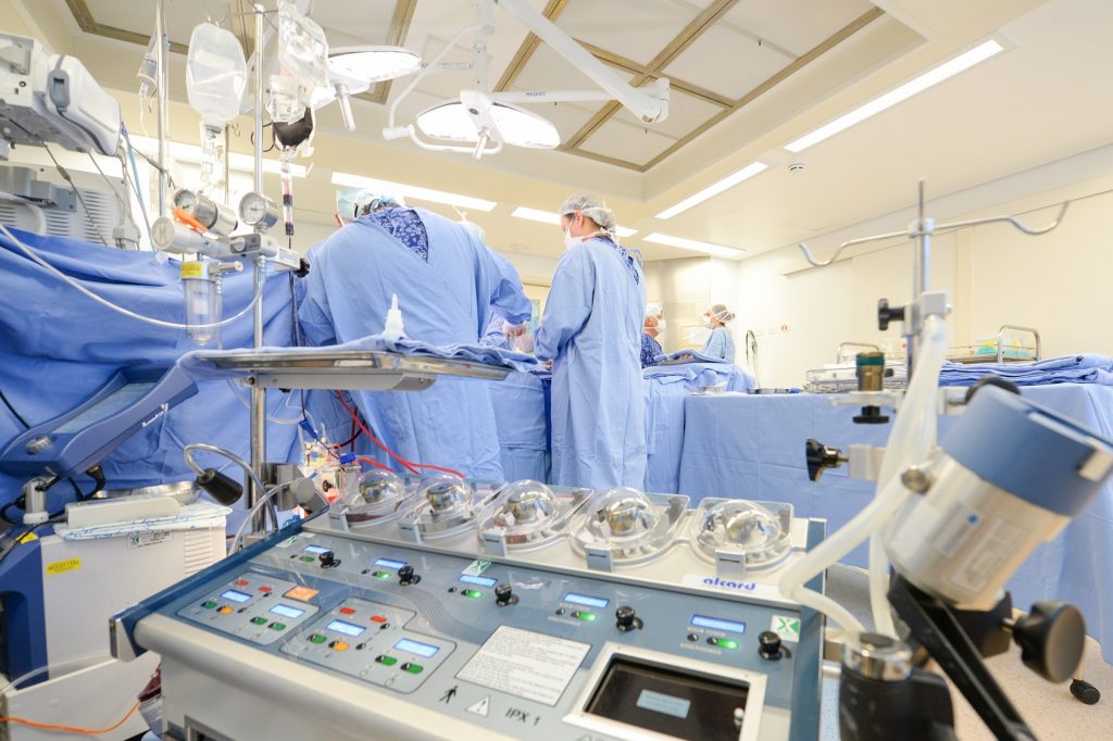 Em 2021, foram realizadas 643 cirurgias e 2.031 procedimentos em crianças e adolescentes no Hospital Pequeno Príncipe