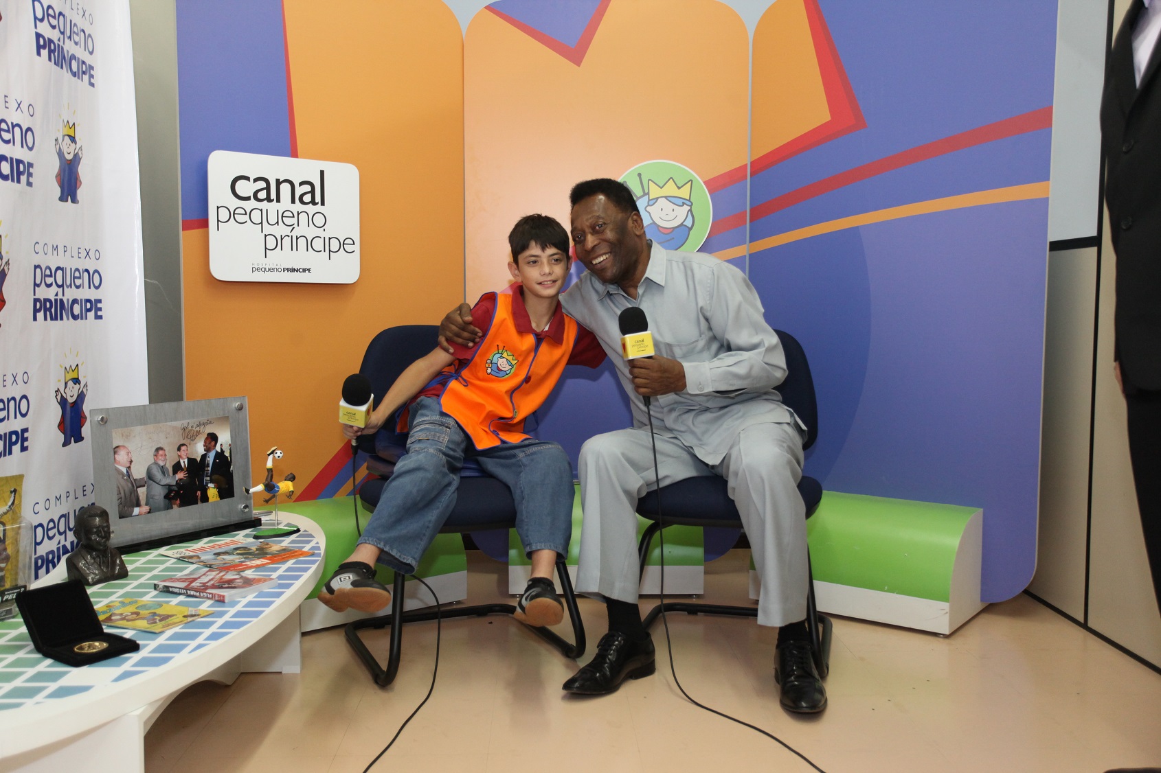 Paciente do Pequeno Príncipe conversa com Pelé