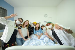 Banda Restart visita Hospital Pequeno Príncipe