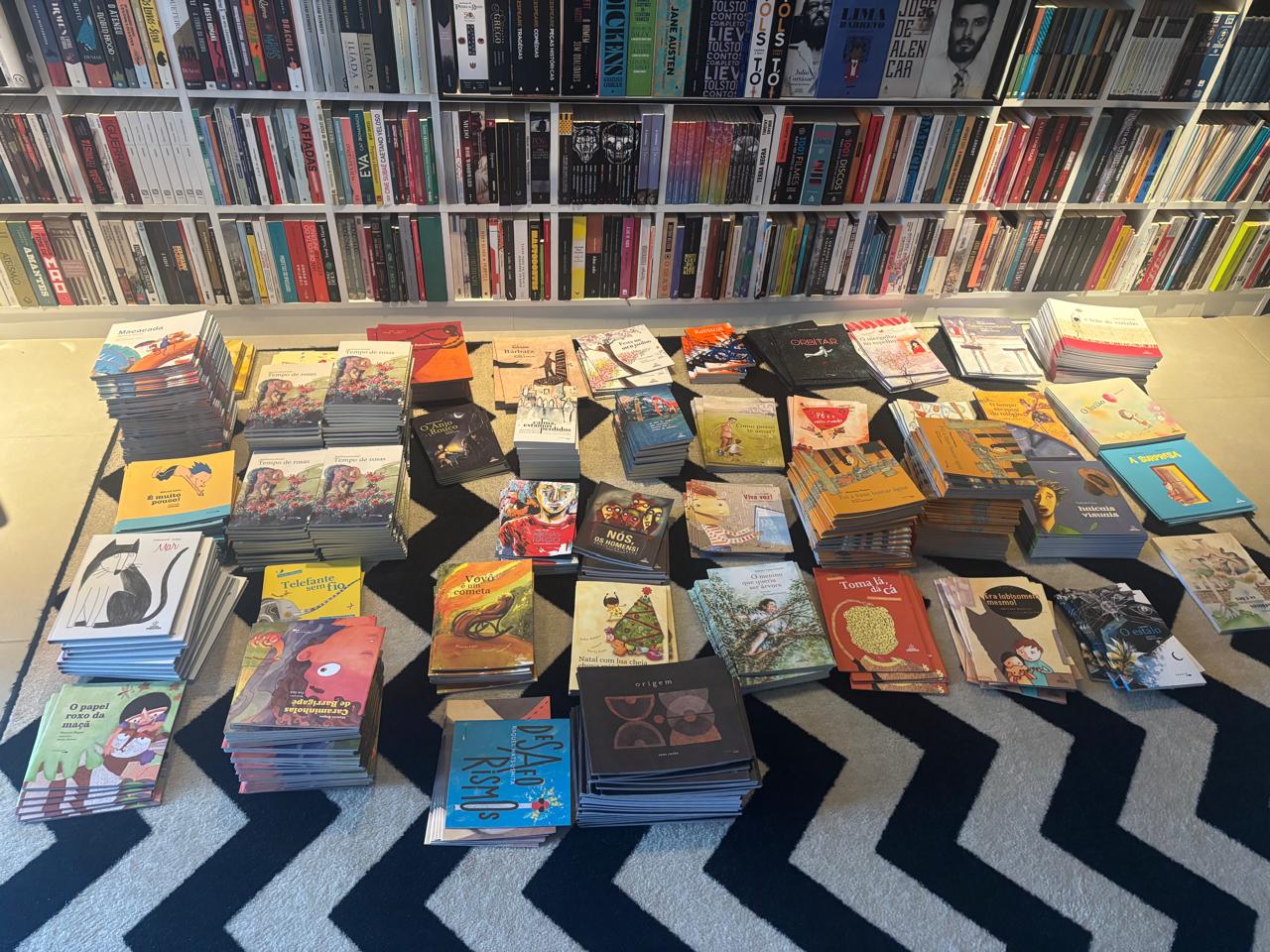 Doação do jornal literário Rascunho amplia acervo da Biblioteca Pequeno Príncipe